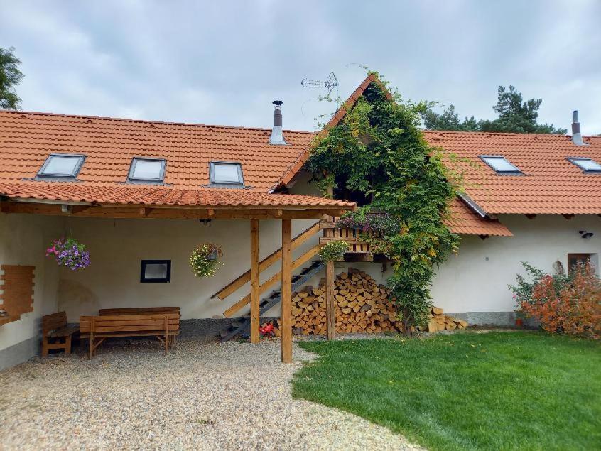 Apartman Na Farme U Koni Milesov Buitenkant foto