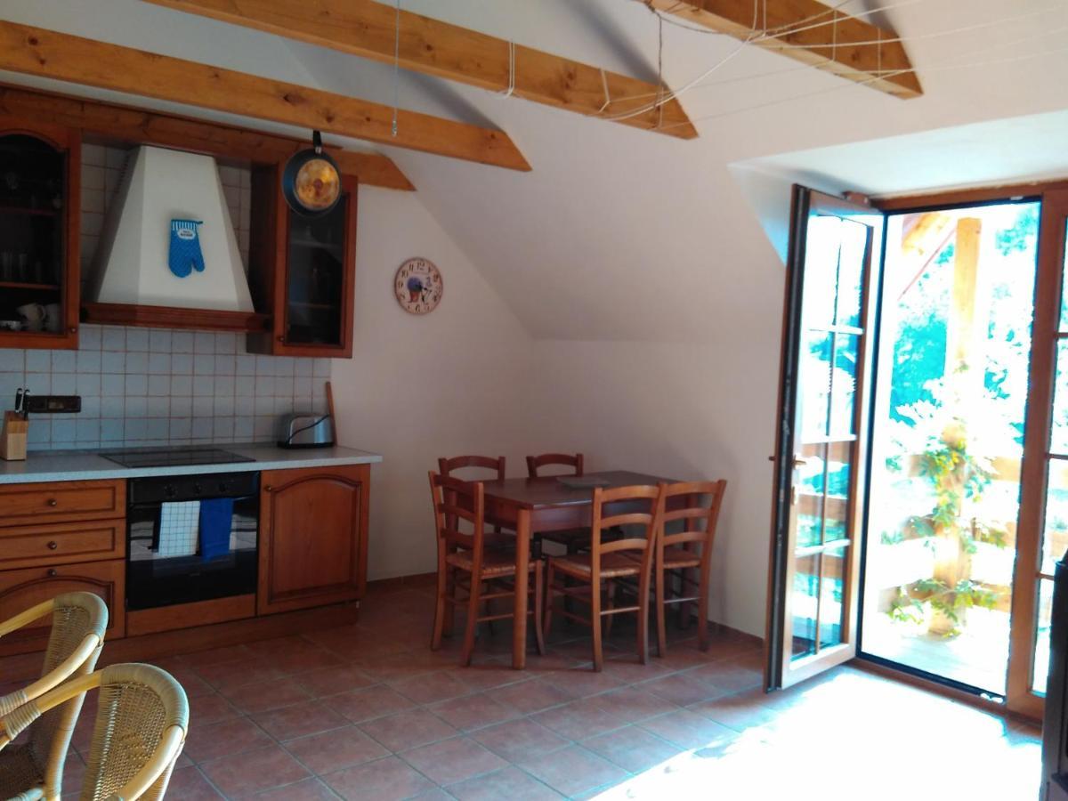 Apartman Na Farme U Koni Milesov Buitenkant foto