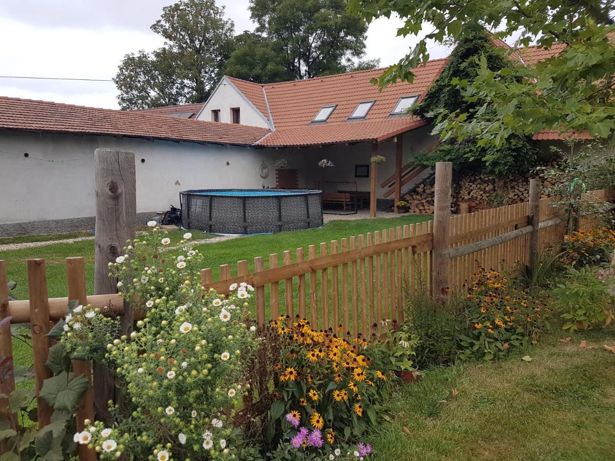 Apartman Na Farme U Koni Milesov Buitenkant foto